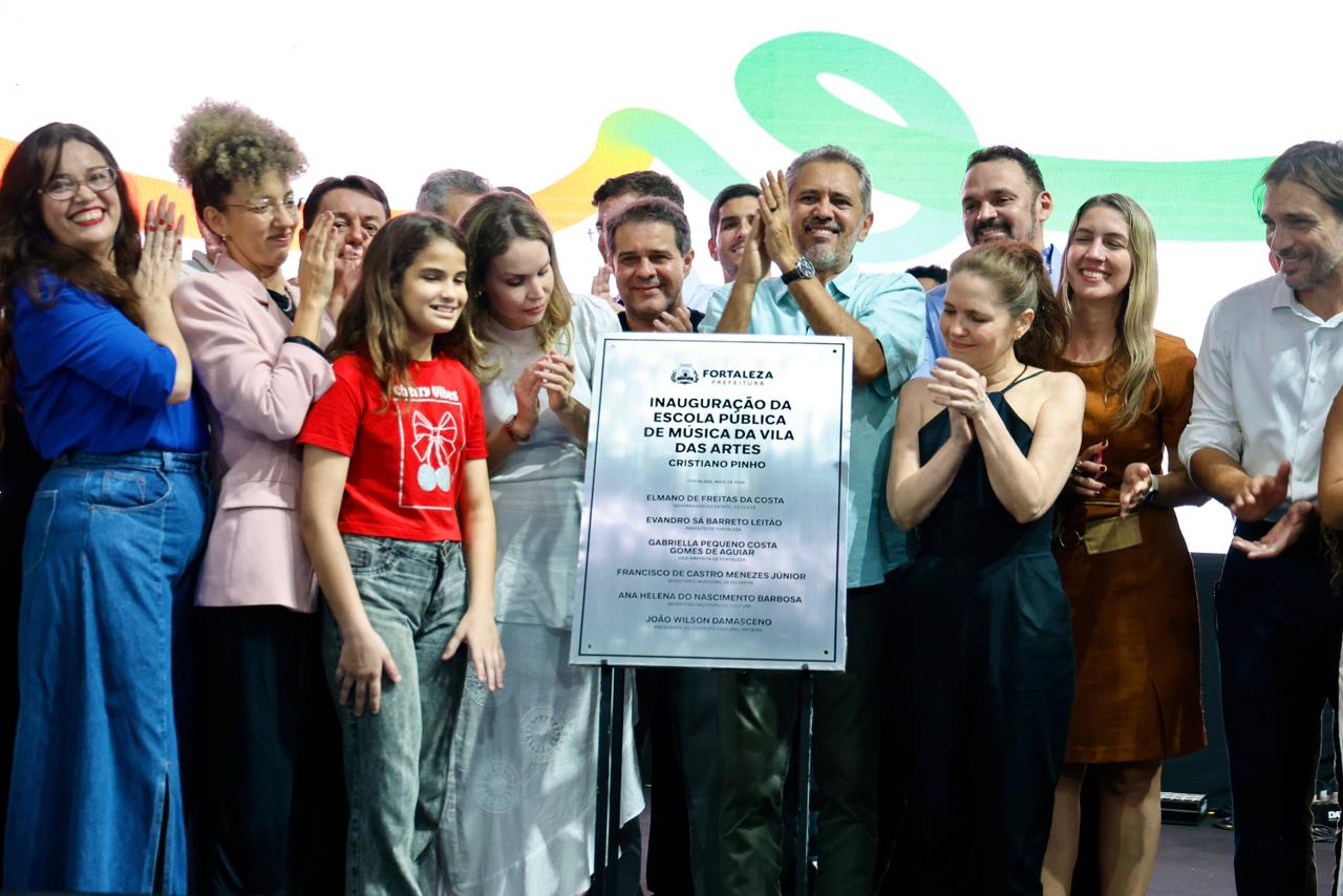 O prefeito Evandro Leitão, o governador Elmano de Freitas, gestores da Prefeitura e do Estado e apoiadores estão no palco descerrando a placa de inauguração do novo espaço
