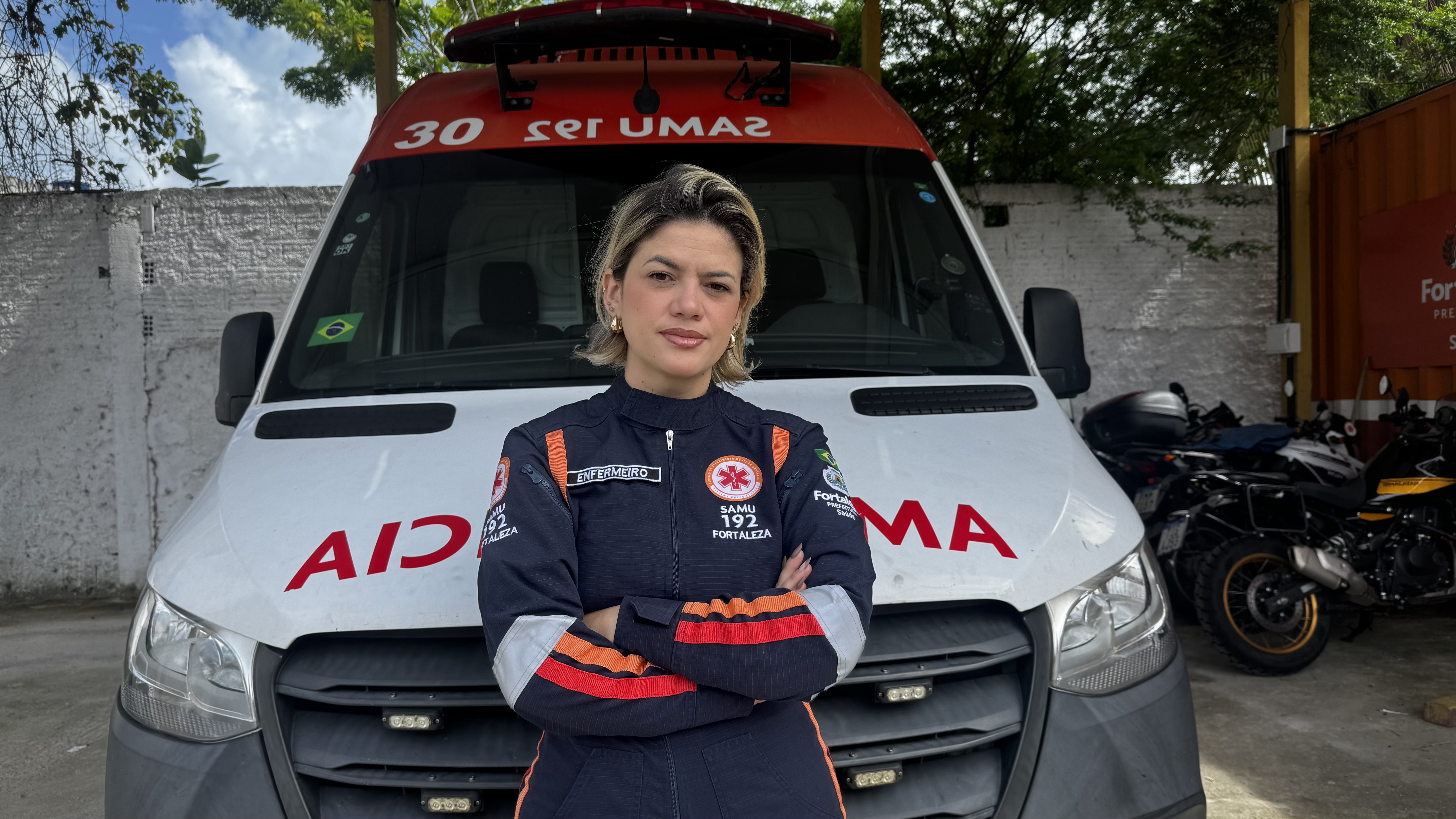 Ravenna Suyanne posa na frente de uma ambulância do Samu