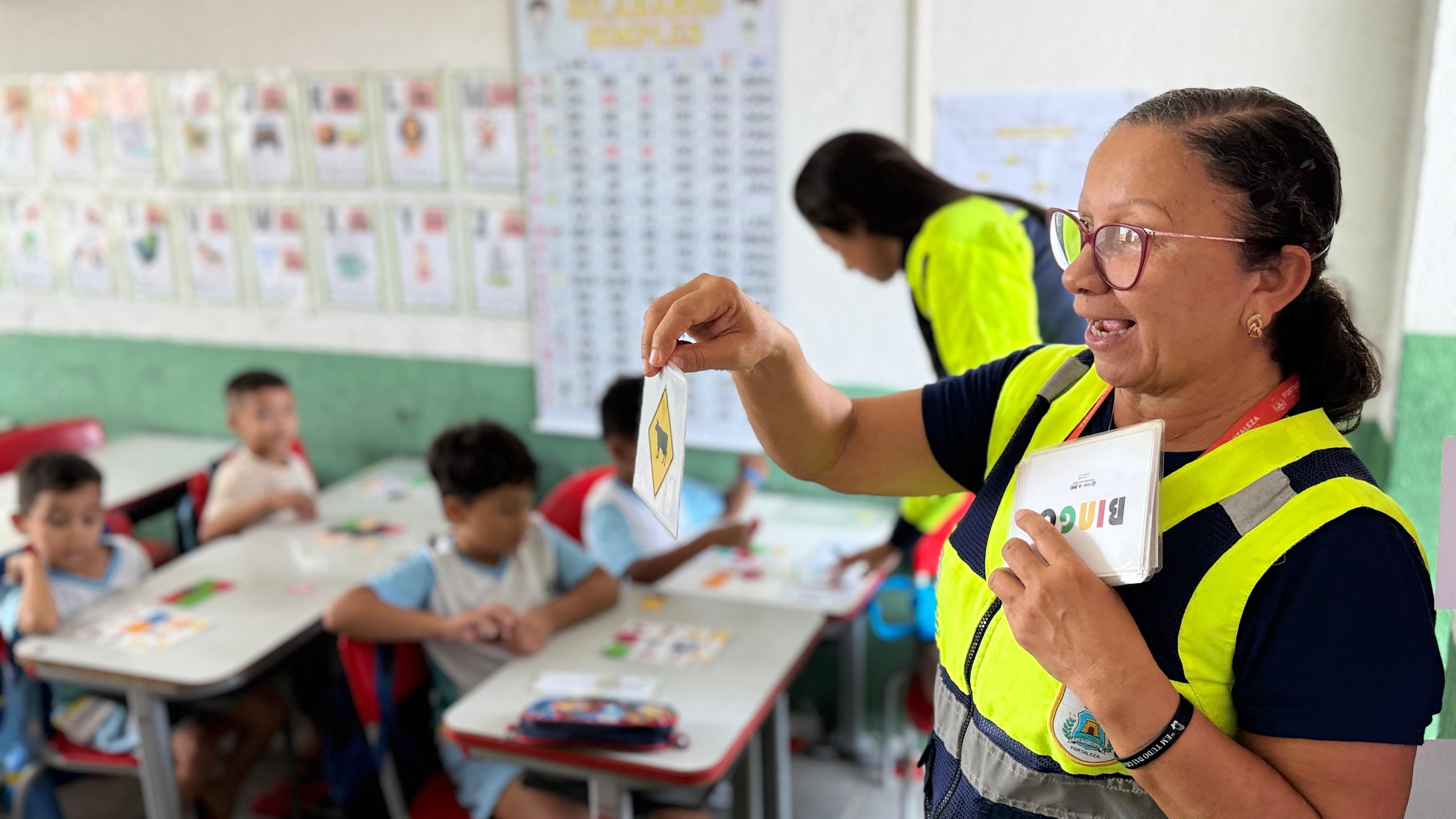 Agente da AMC fala em sala de aula