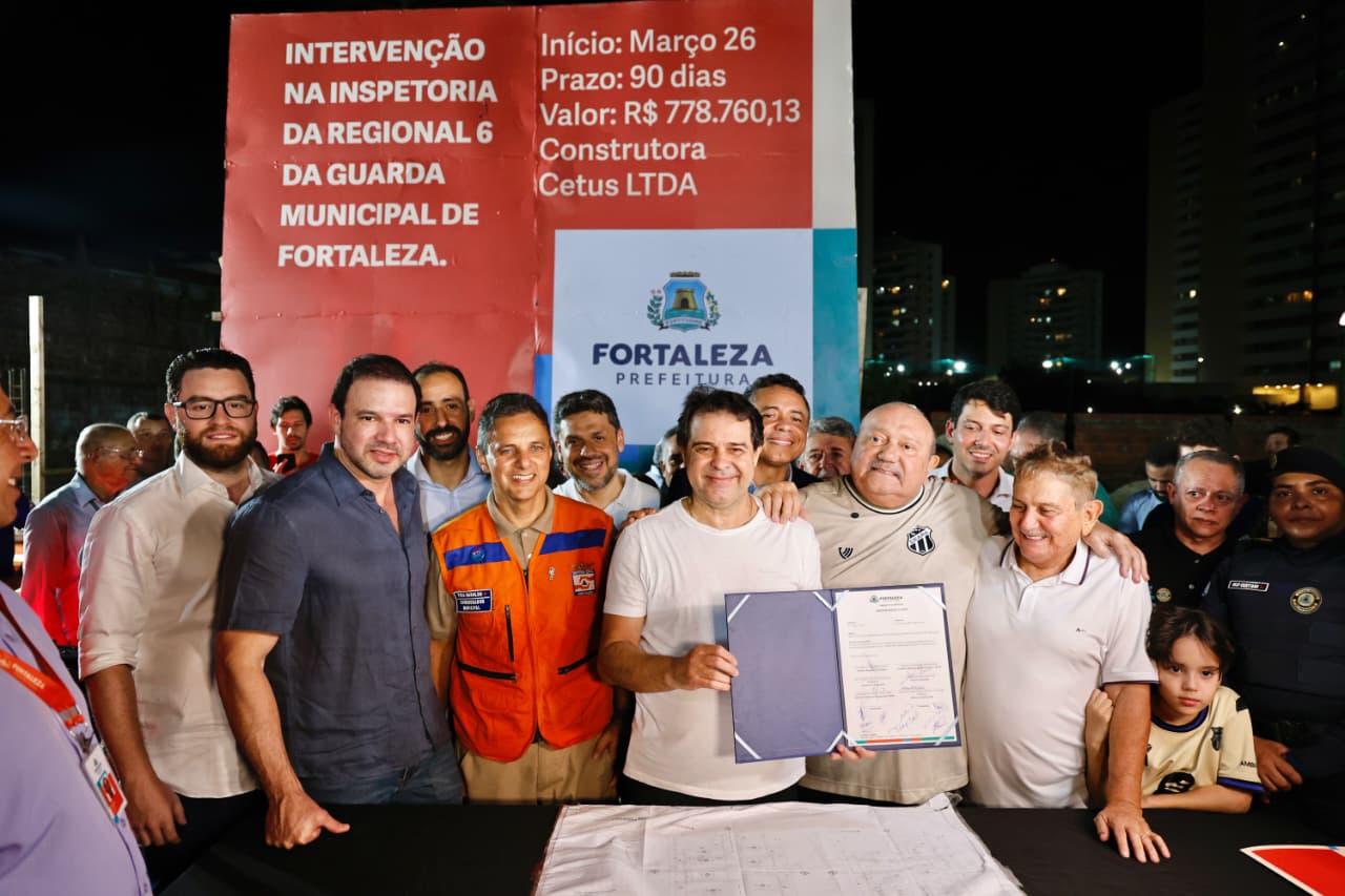 grupo de pessoas posa para a foto