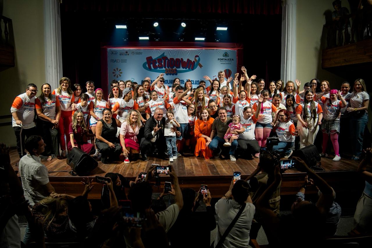 Participantes do FestiDown ocupam palco do Teatro São José no final do evento