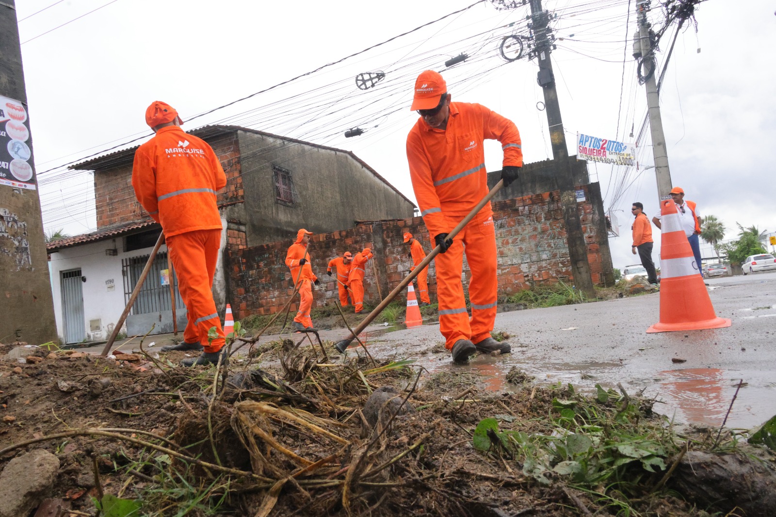 homens fazendo serviço de capinação