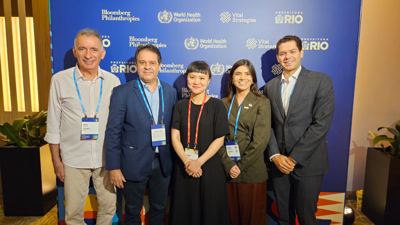 Prefeito Evandro Leitão posa para foto com integrantes da gestão e participantes do evento