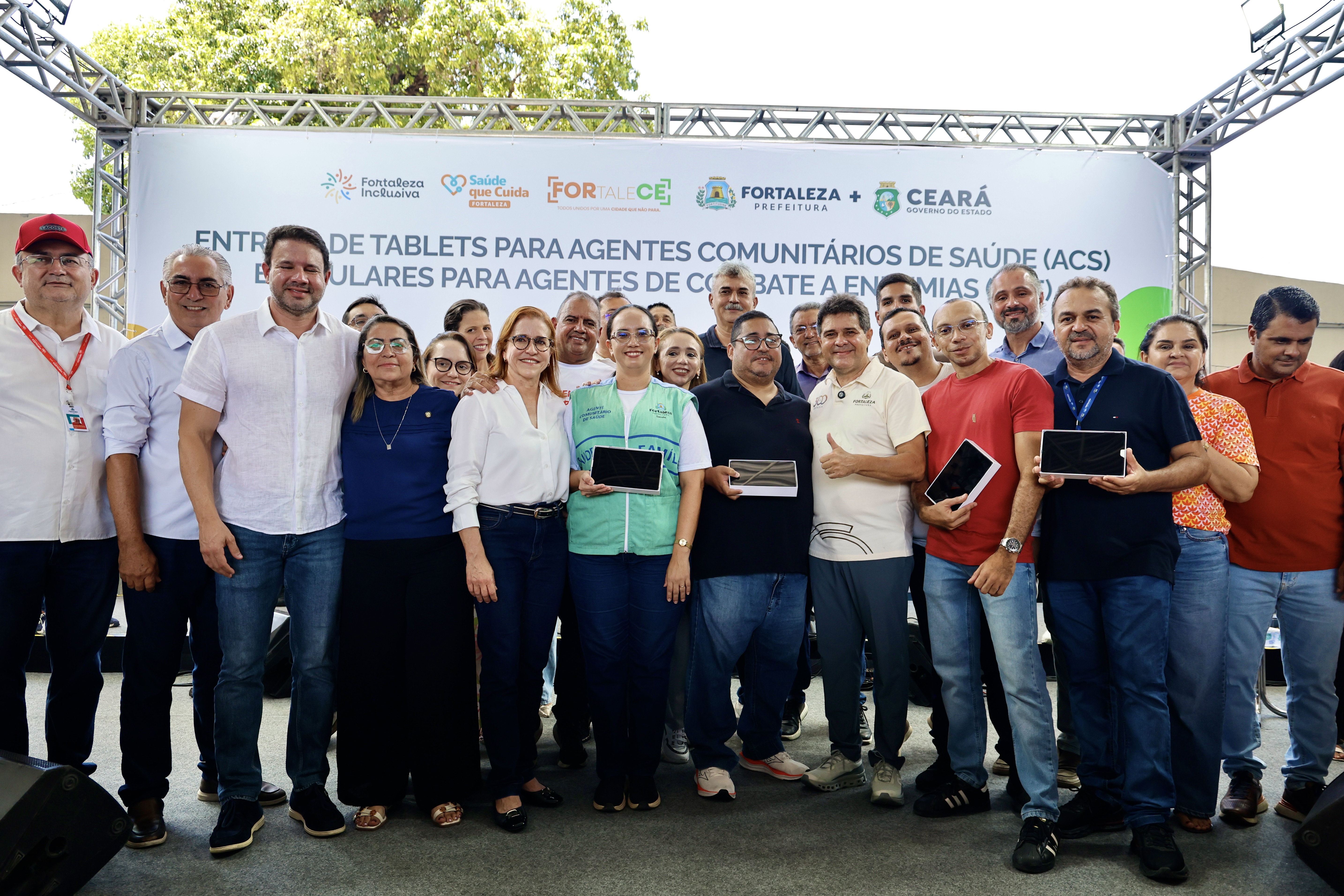 grupo de pessoas posa para a foto