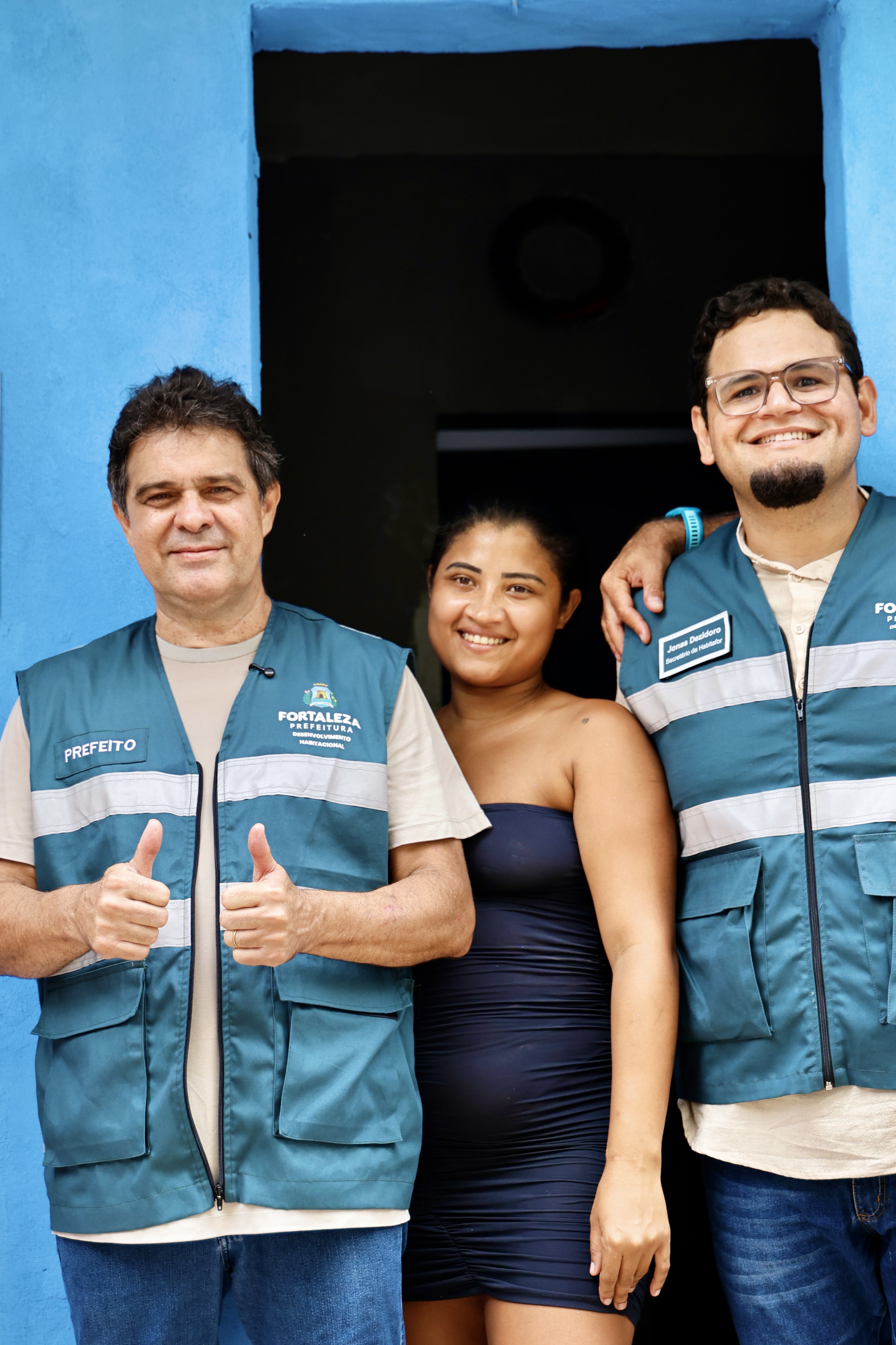 grupo de pessoas posa para a foto