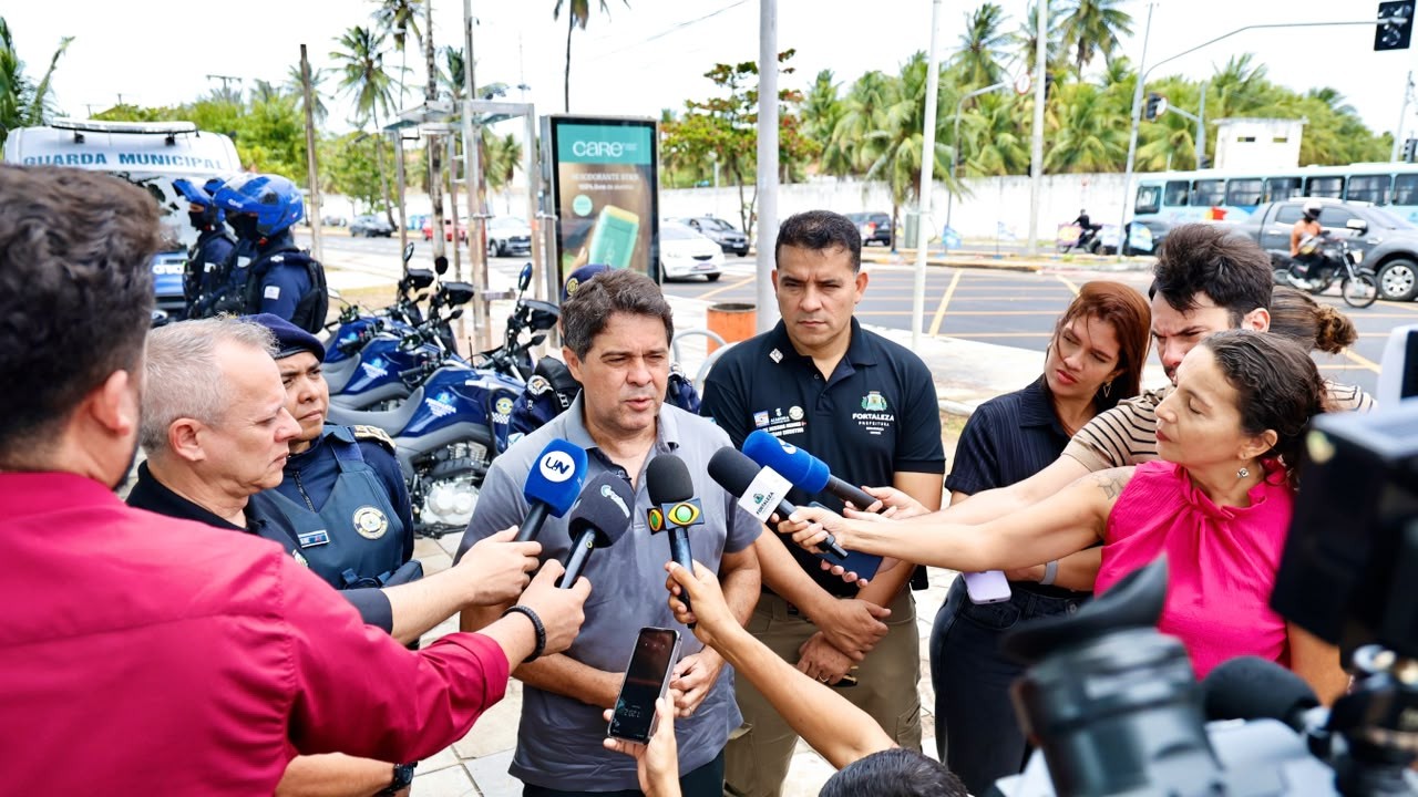 Prefeito Evandro falando com repórteres