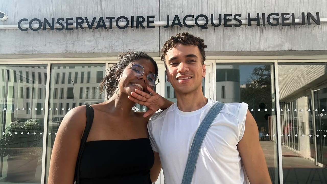 Os alunos Beatriz Verçosa, de 18, e Bruno Gomes, de 25 anos, posam para a foto
