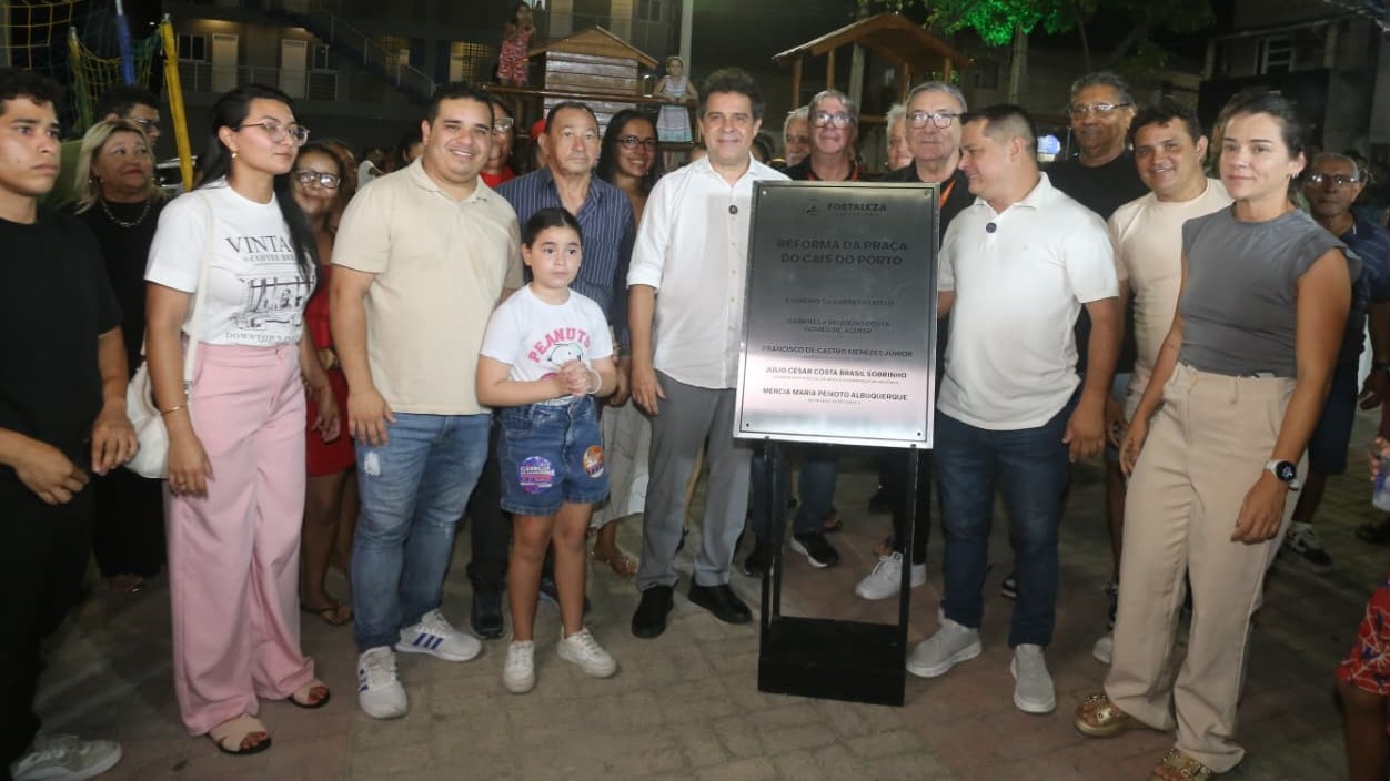 grupo de pessoas posa para a foto