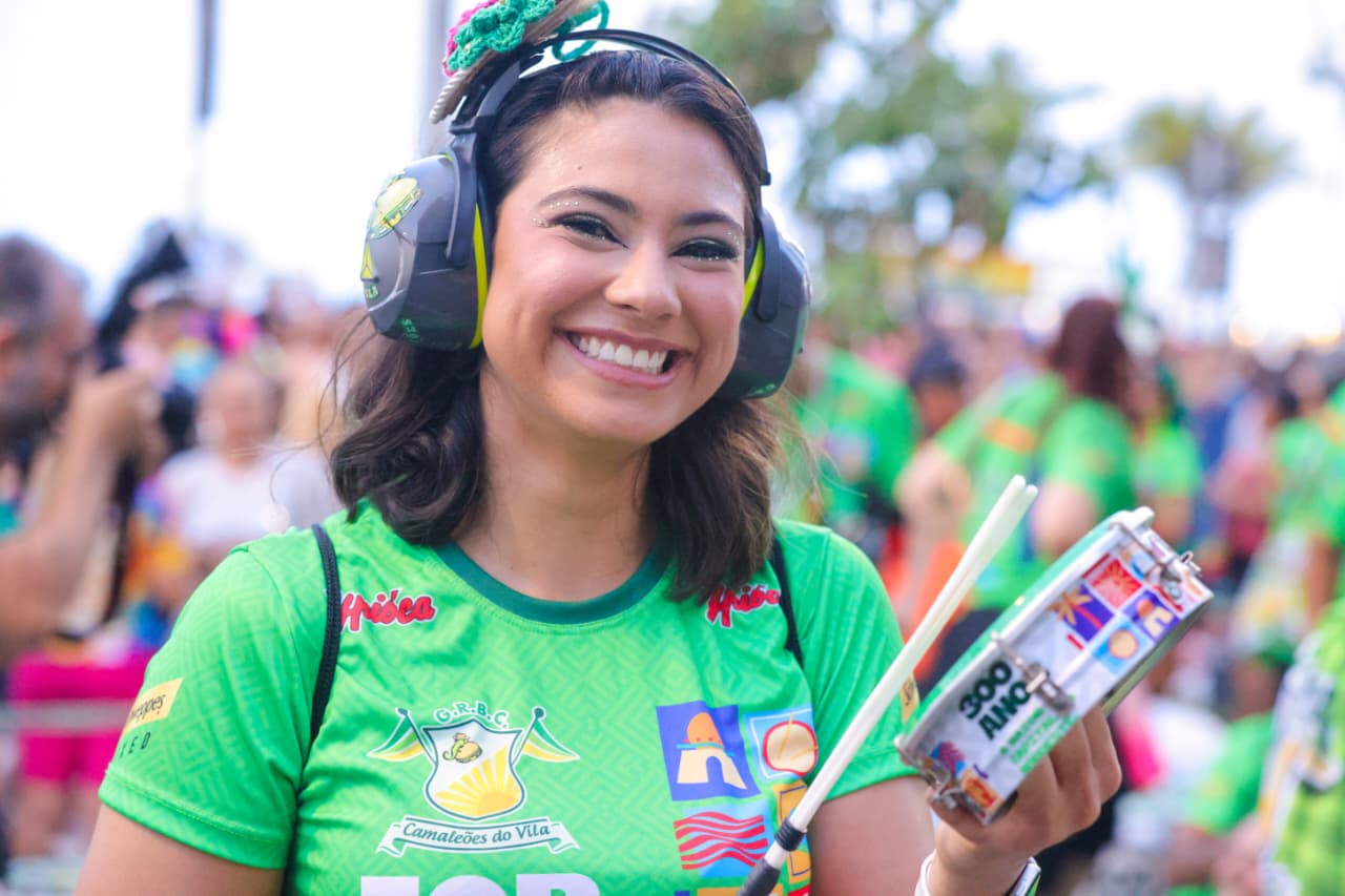 A ritmista Lívia Gadellia, que toca repique na Cameleões, comentou sobre a preparação ao longo do ano e o sentimento após o desfile.