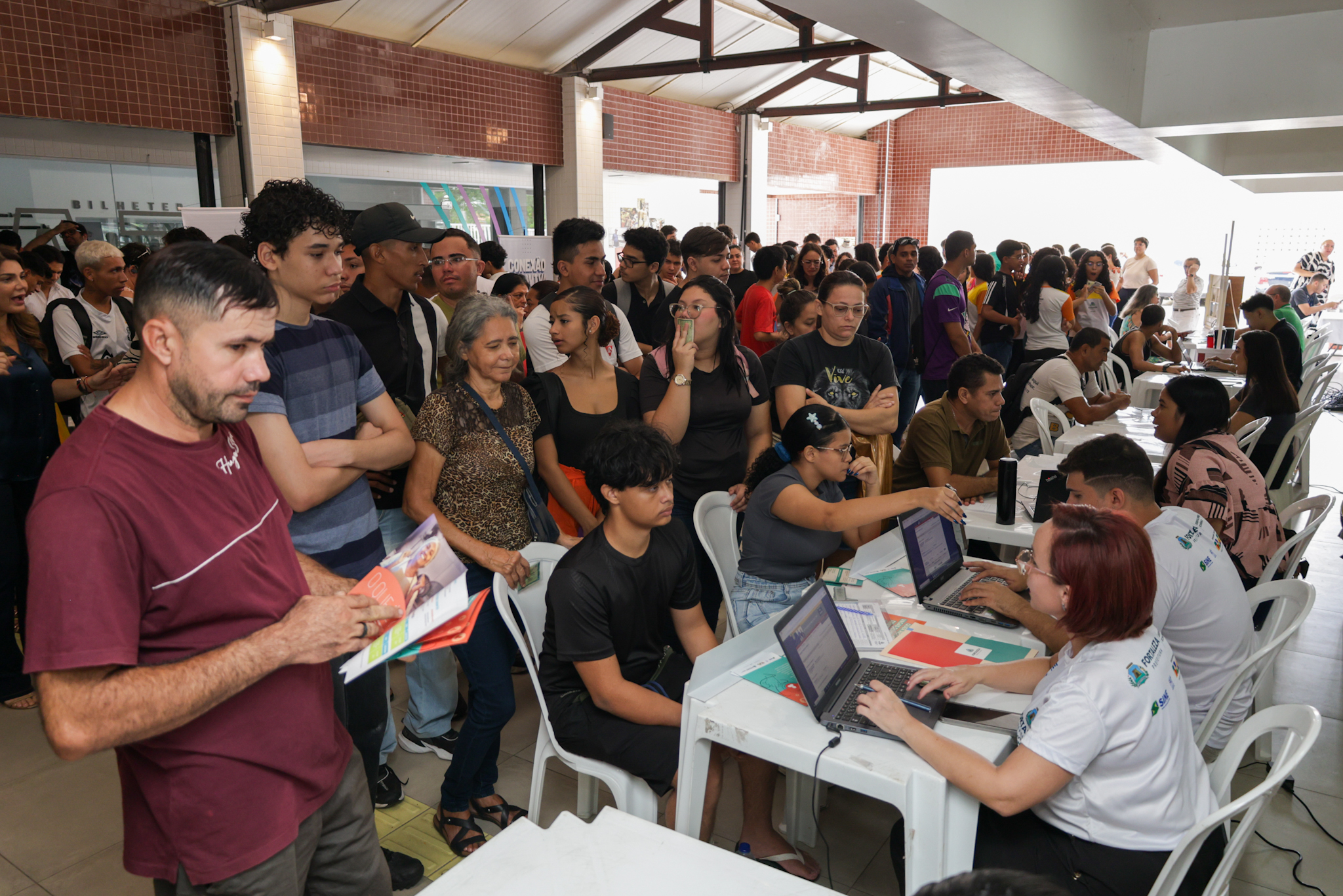 pessoas em pé
