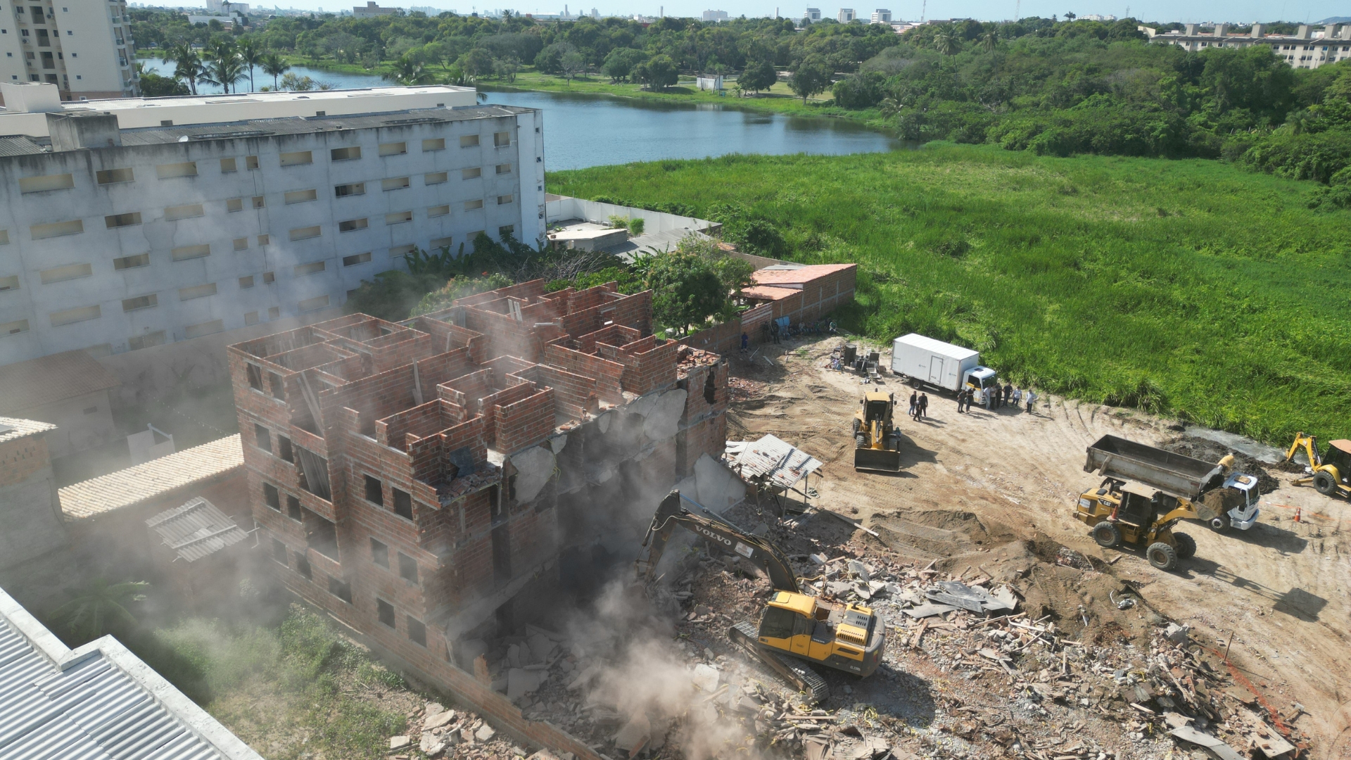 Imagem de drone mostra demolição de construção em ZPA na Maraponga