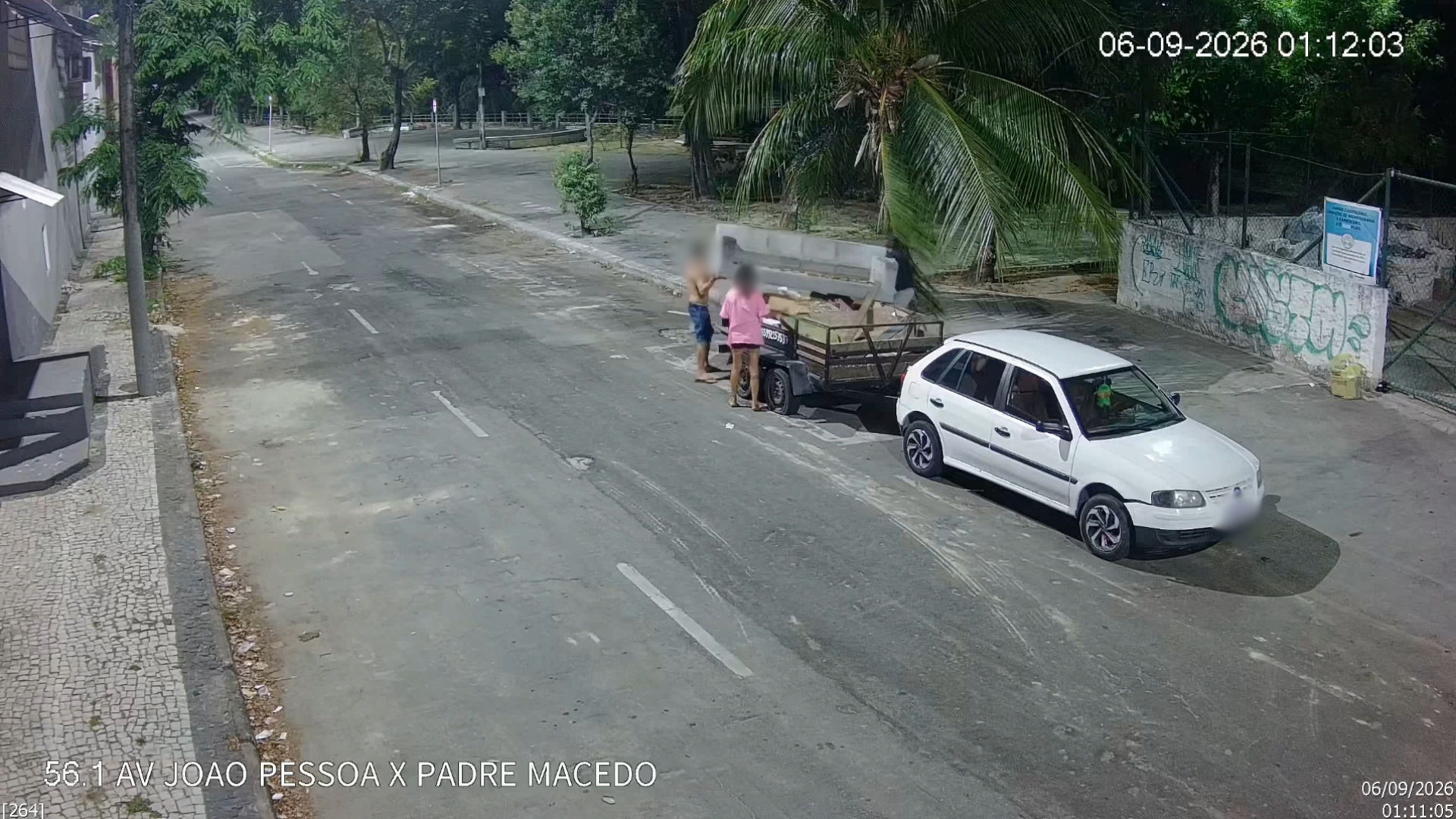 Imagens de videomonitoramento mostram três indivíduos descartando resíduos a partir de veículo