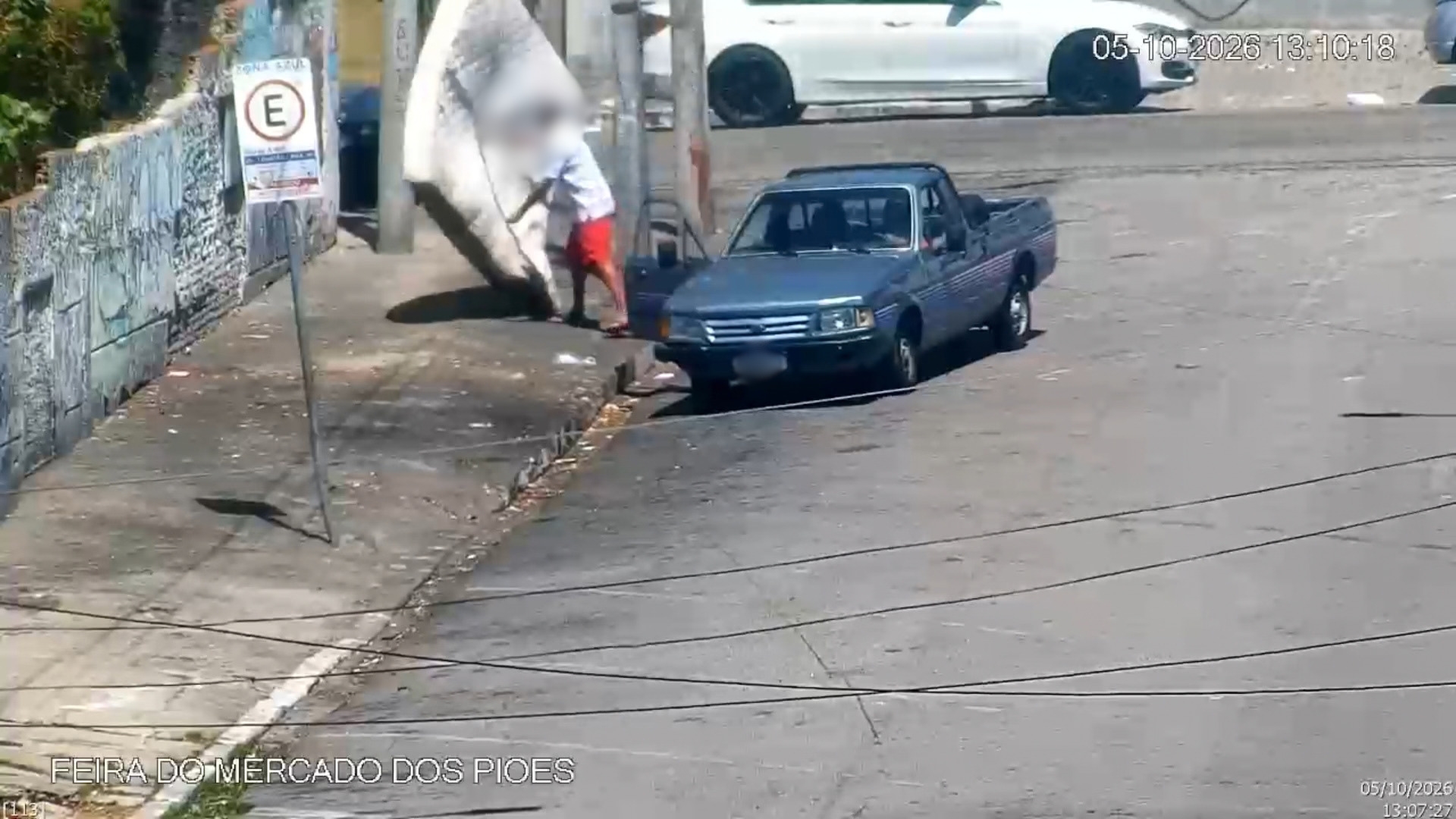 Imagens de videomonitoramento mostram três indivíduos descartando resíduos a partir de veículo