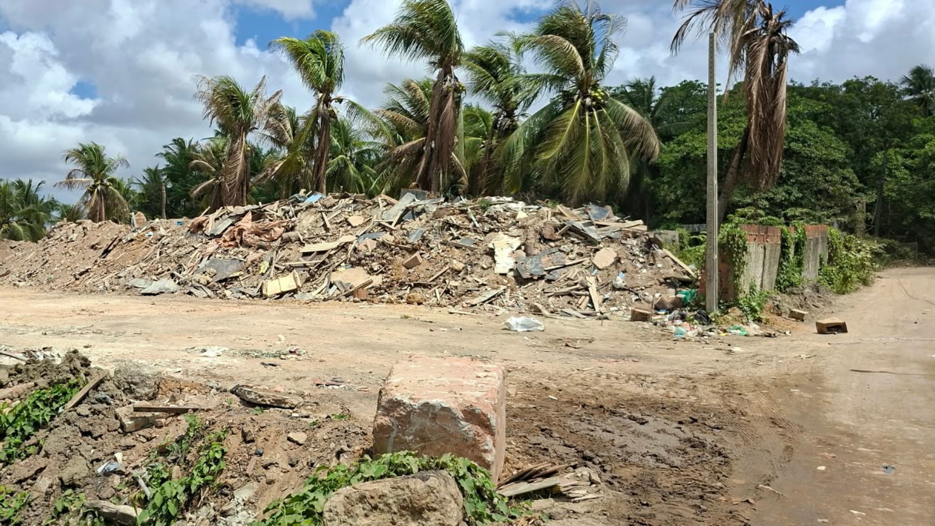 Imagens mostram grande quantidade de resíduos sobre terreno baldio