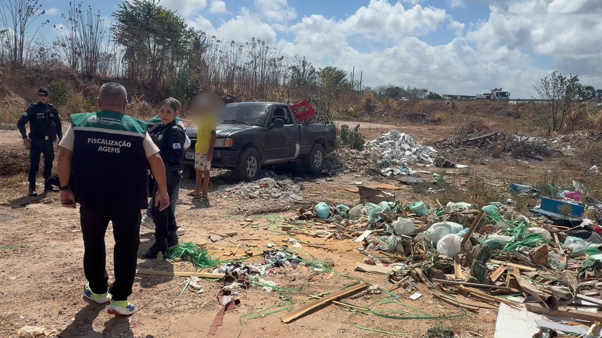 Na imagem, agentes da Agefis e GMF conversam com infrator em frente a veículo