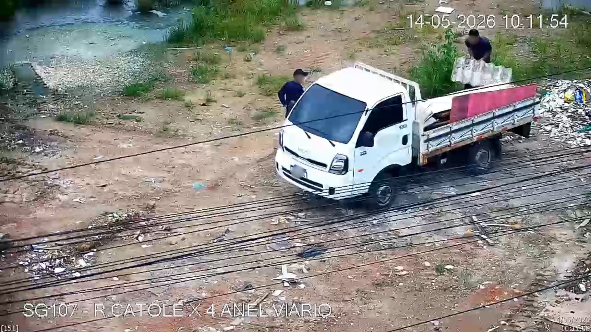 Imagens de videomonitoramento mostram caminhão descatando resíduos em terreno baldio