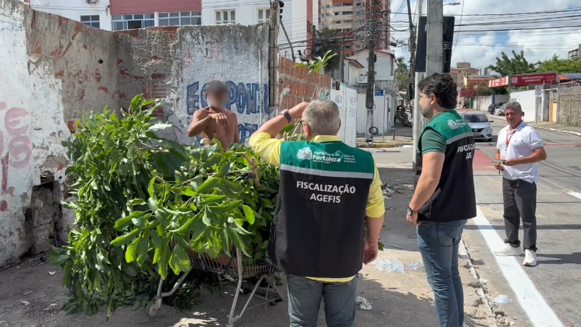 Agentes da Agefis interrogam homem durante flagra de descarte irregular de resíduos sólidos