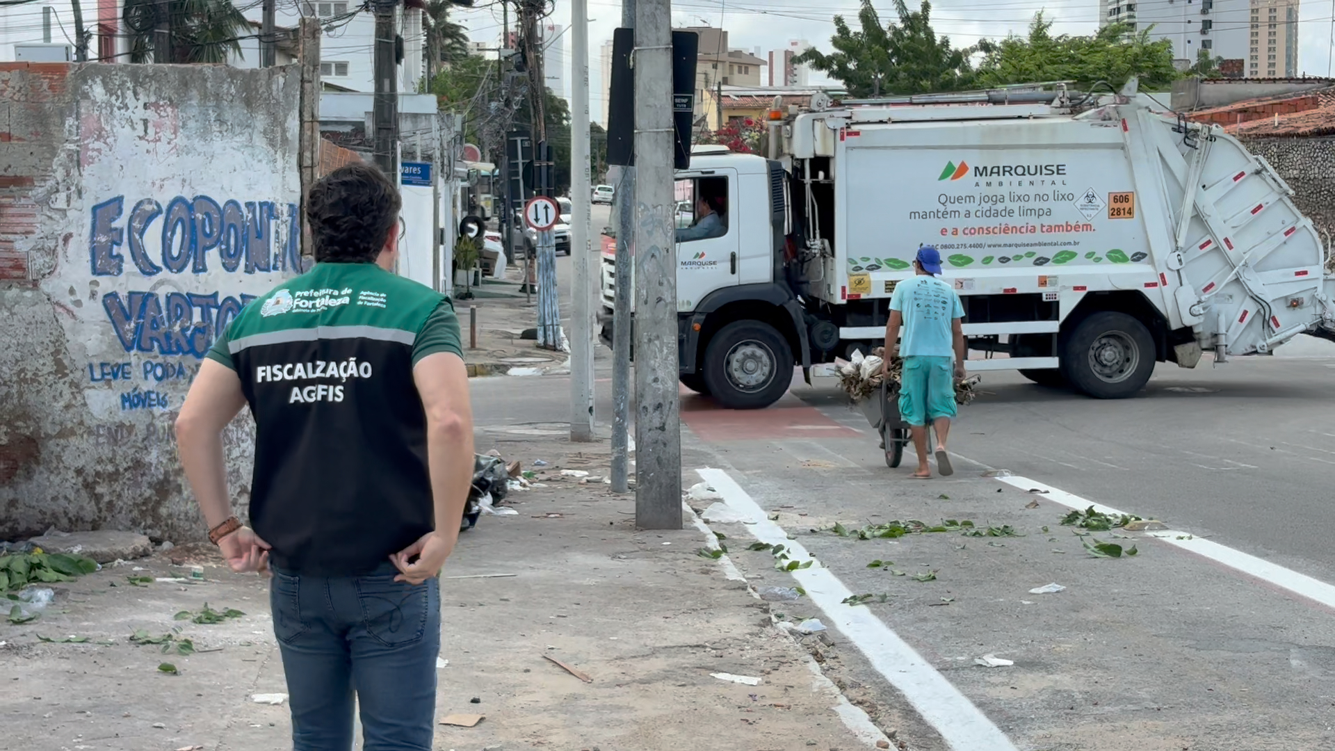 Fiscal da Agefis orienta homem a levar resíduos em carrinho de mão para Ecoponto