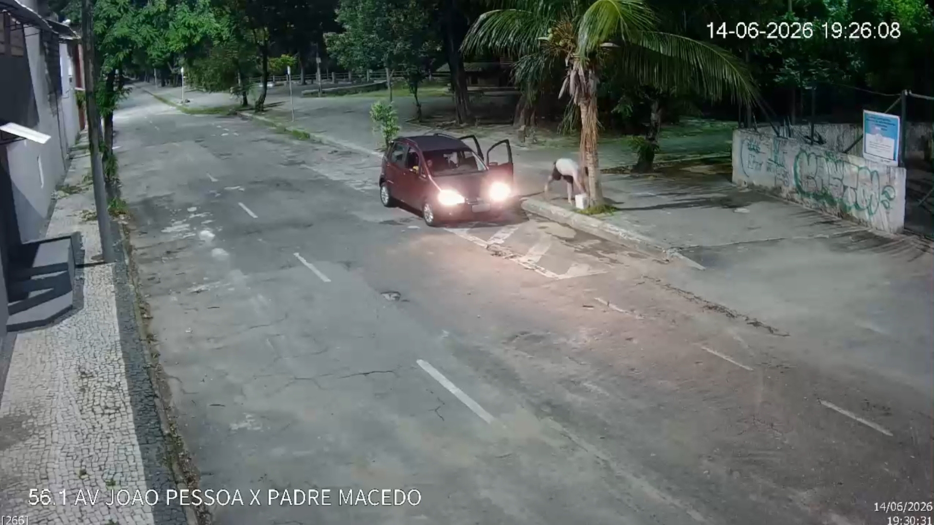 Capital Limpa e Ordenada: motorista é autuado após descartar micro-ondas quebrado em praça em frente