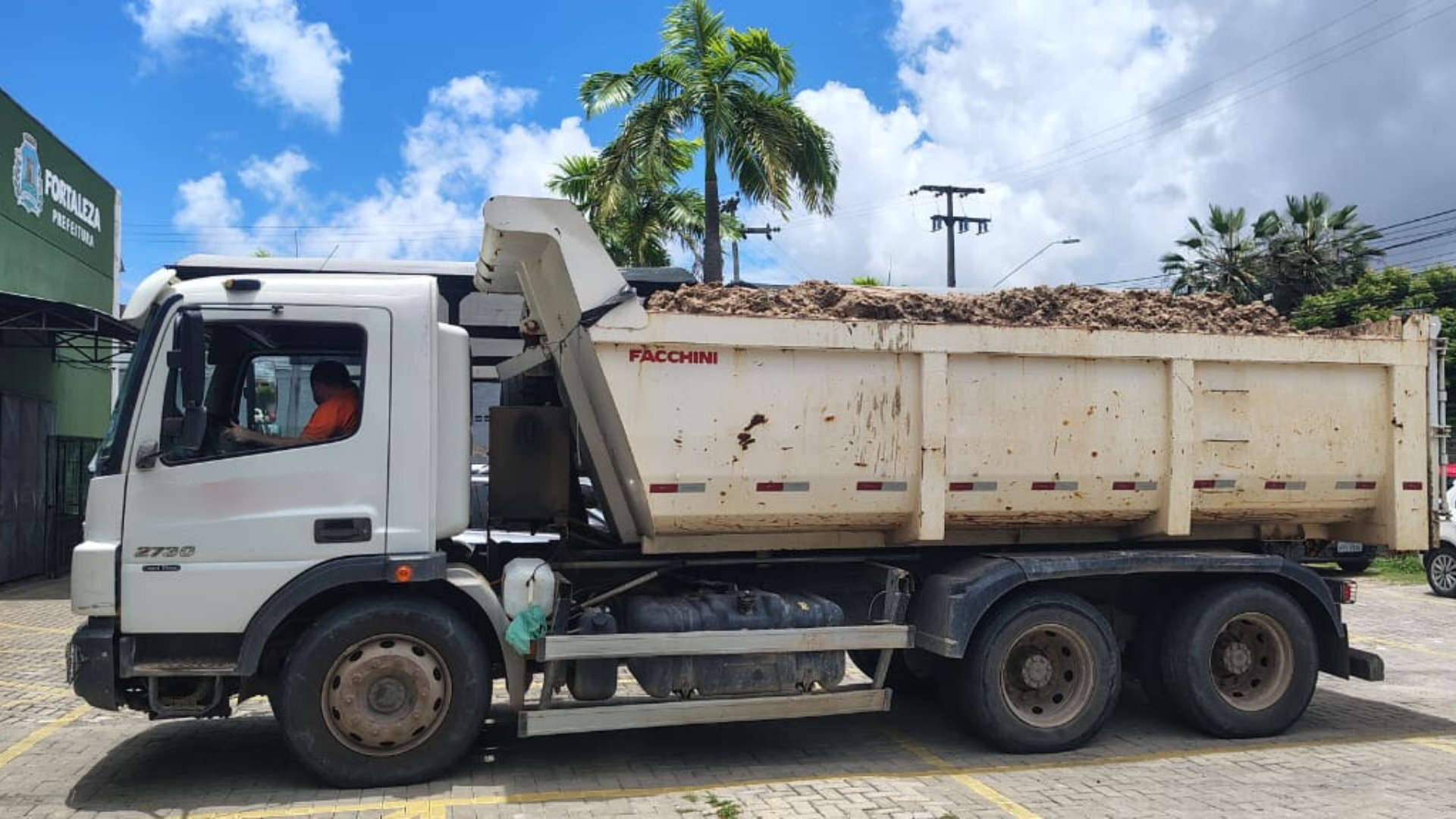 Caçamba apreendida no pátio de apreensão da Agefis
