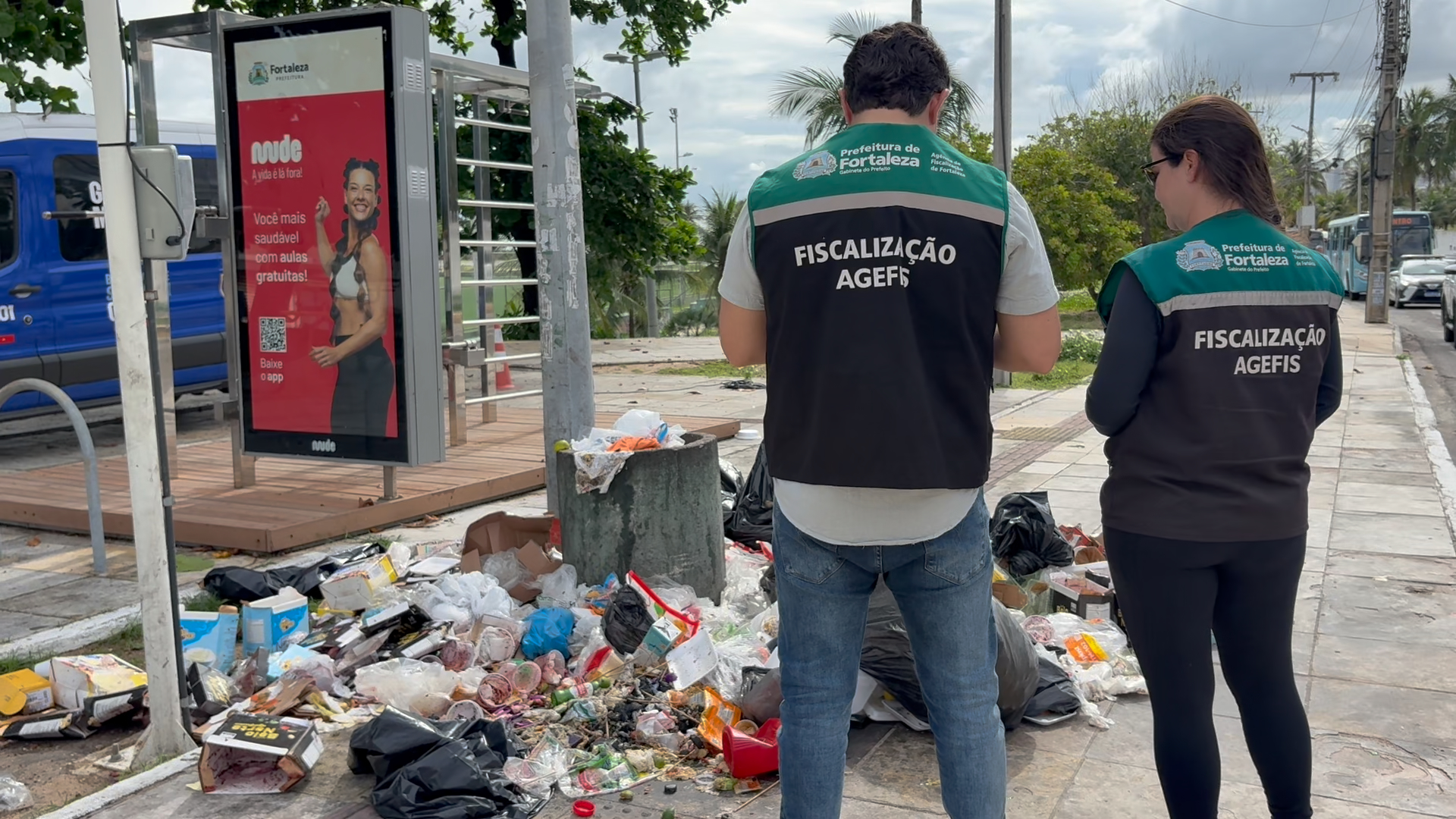Fiscais da Agefis analisam acúmulo de lixo em ponto de ônibus