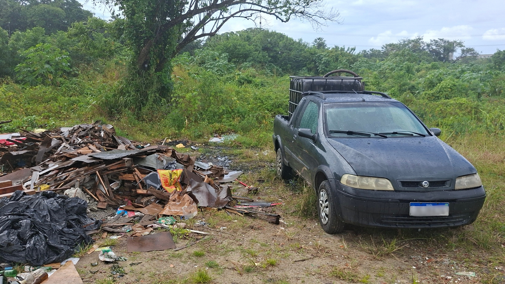 Imagem mostra carro apreendido com galão de óleo automotivo