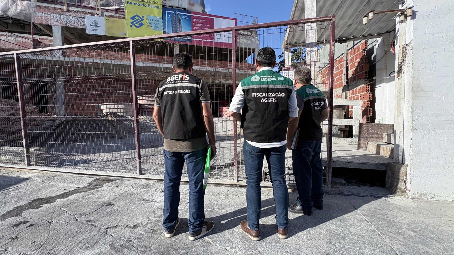 Fiscais da Agefis em frente a obra de edifício