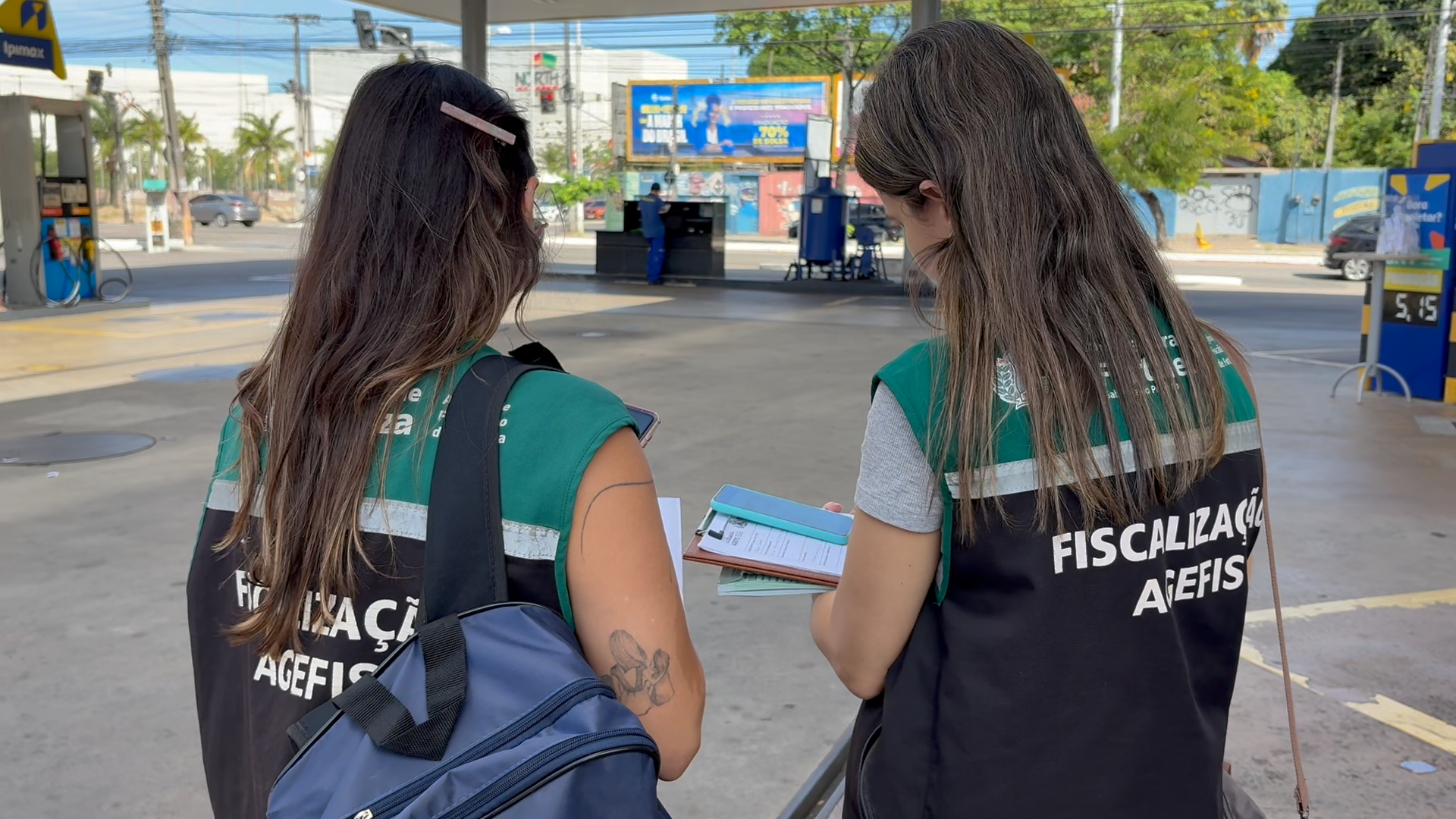 Fiscais da Agefis avaliam documentos em estabelecimento comercial