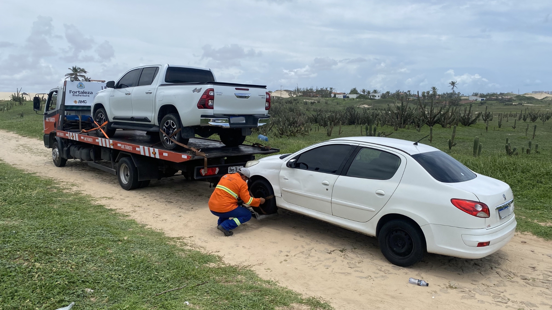 Agente prepara veículos para reboque até o pátio da Agefis
