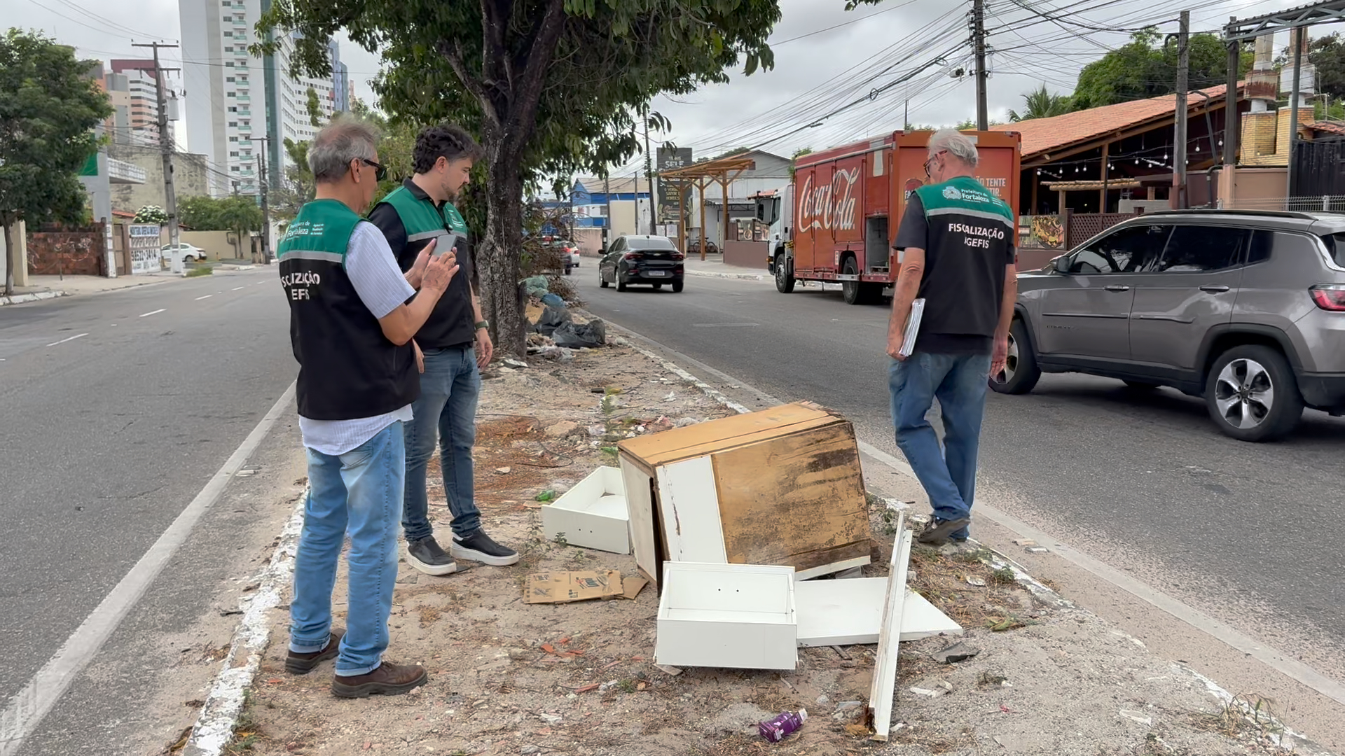 Fiscais da Agefis verificam descarte irregular de resíduos sólidos em canteiro central de avenida em Fortaleza