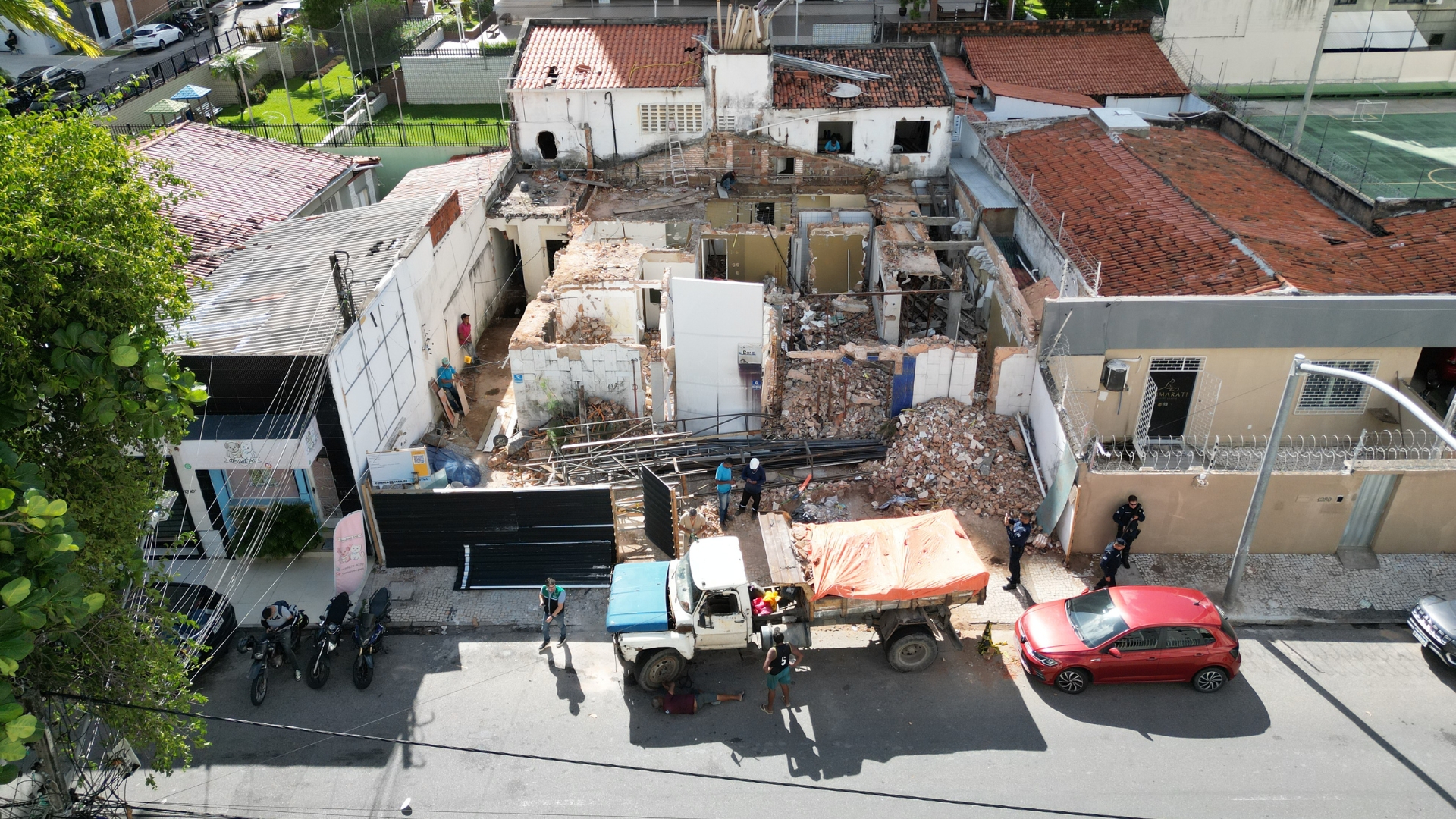 Imagens de drone mostram momento em que equipe da Agefis chega em obra para realizar fiscalização