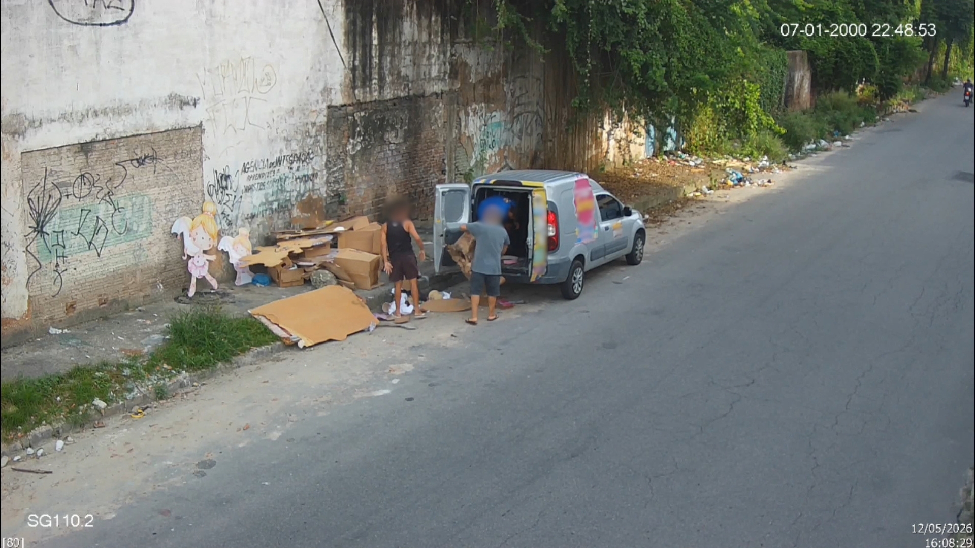 Imagens de videomonitoramento mostram três indivíduos descartando resíduos a partir de veículo