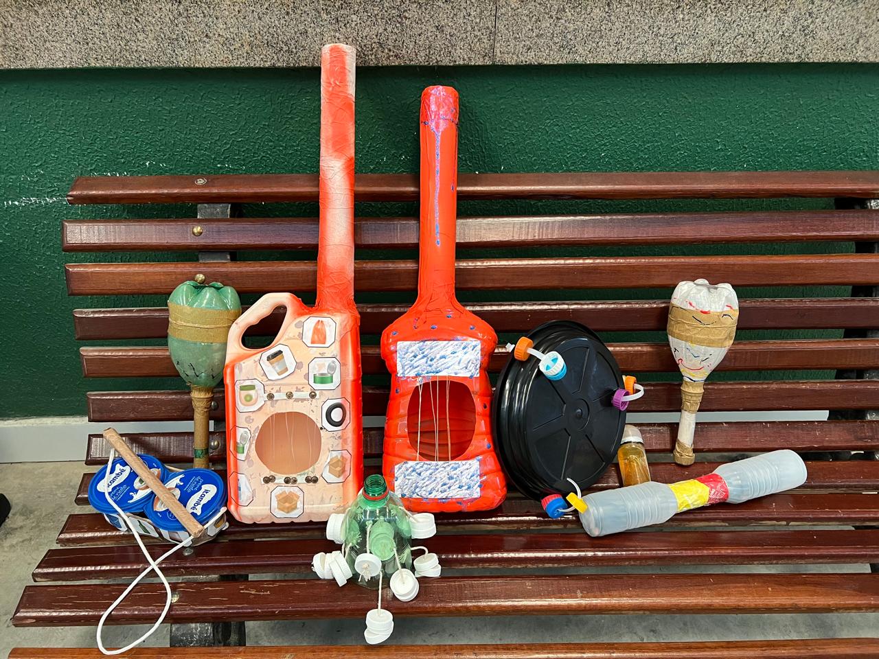 instrumentos musicais ecológicos, feitos a partir de material reaproveitado