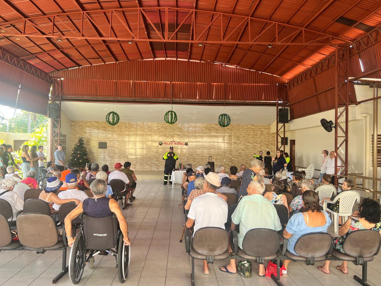 Agentes de trânsito promovem carnaval solidário no Lar Torres de Melo