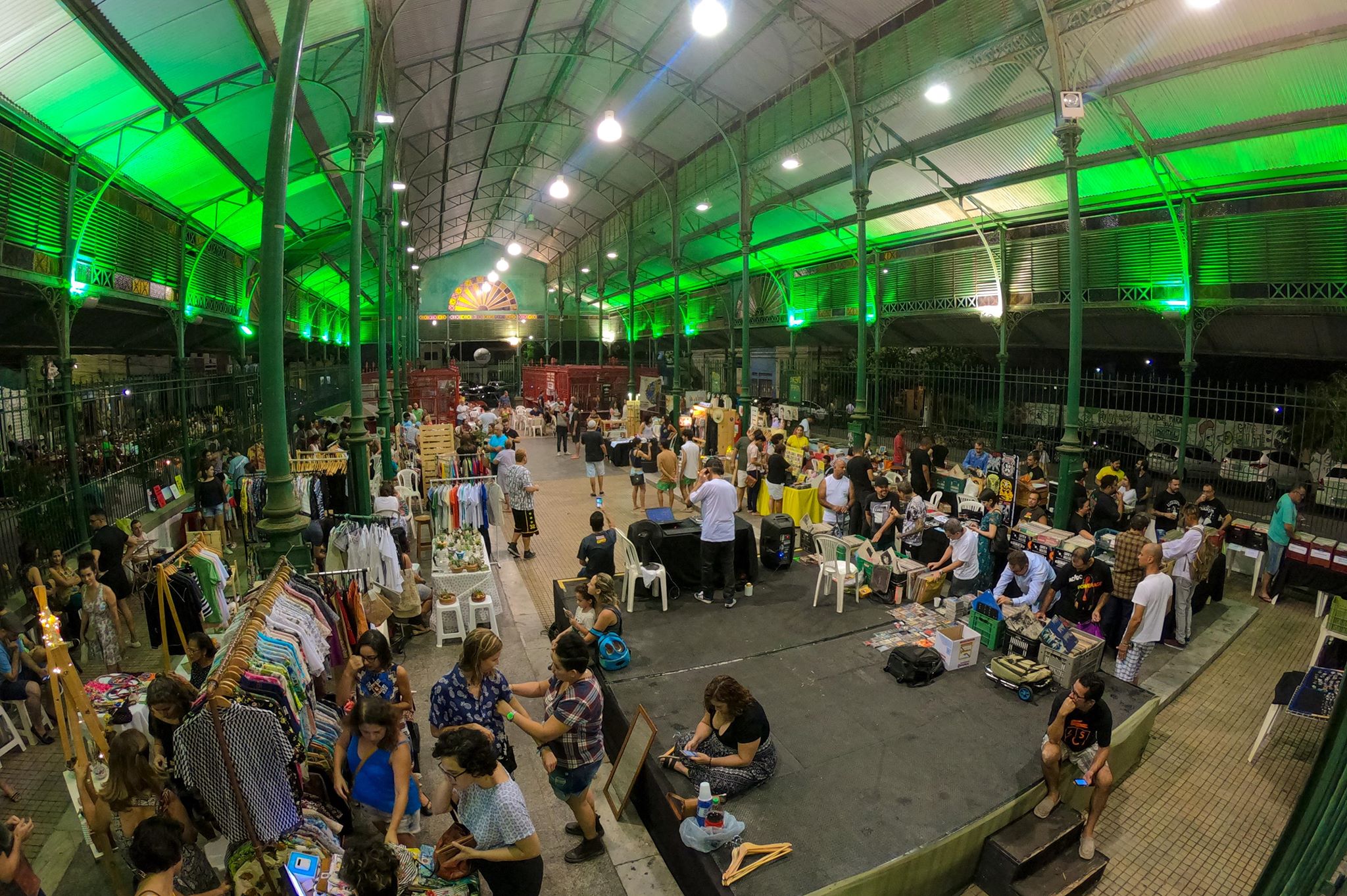 Vista superior do Mercado dos Pinhões repleto de expositores e visitantes em feira de produtos variados
