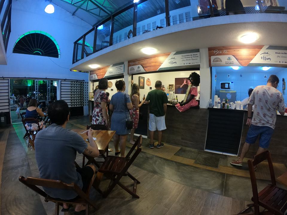 consumidores compram nos quiosques do Mercado Cultural dos Pinhões, equipamento cultural e gastronômico da Prefeitura de Fortaleza