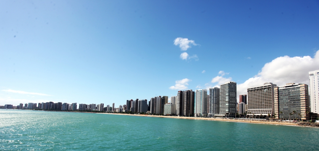 As áreas foram atingidas, nos últimos dias, pela ressaca da maré, que arremessou muita areia e pedras ao calçadão (Foto: Marcos Moura)