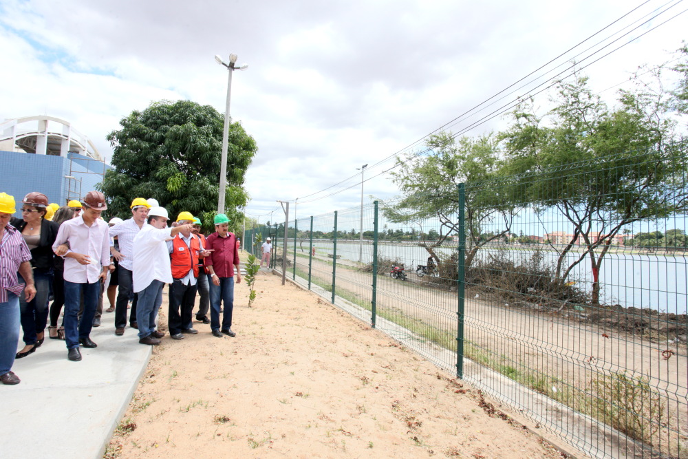A limpeza da Lagoa do Mondubim já havia sido iniciada no mês de junho, pela Secretaria Regional V e Defesa Civil (Foto: Marcos Moura)