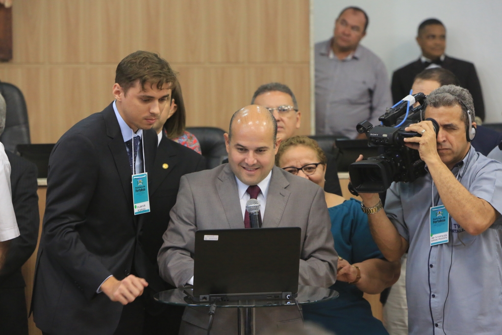 O prefeito de Fortaleza, Roberto Cláudio, realizou o sorteio na Câmara Municipal (Foto: Marcos Moura)