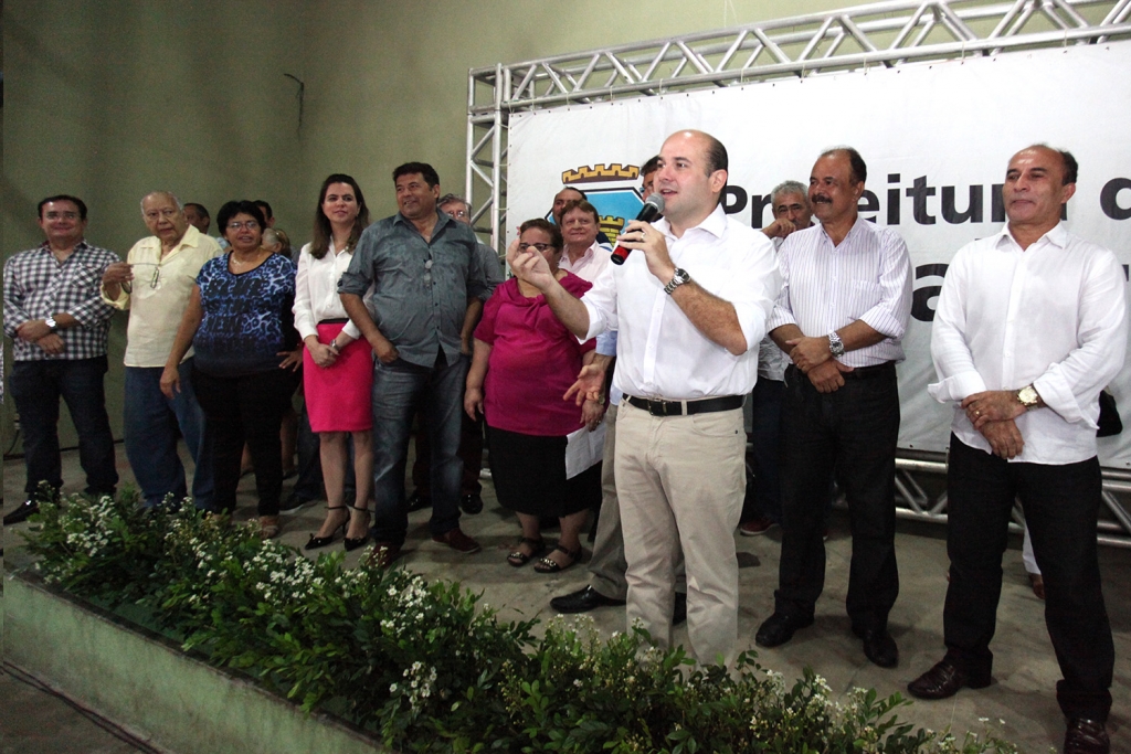Os moradores receberam das mãos do prefeito Roberto Cláudio os títulos de propriedade definitiva de suas casas (Foto: Marcos Moura)