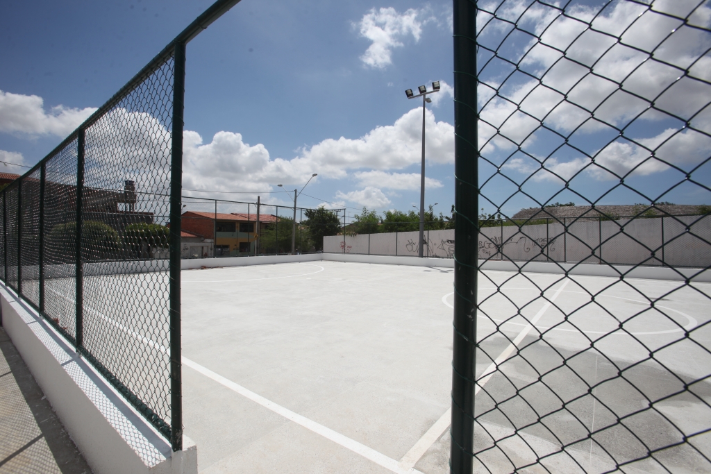 A quadra de esportes Francisco Melo Jaborandi foi completamente reformada e o entorno ganhou uma Academia Ao Ar Livre