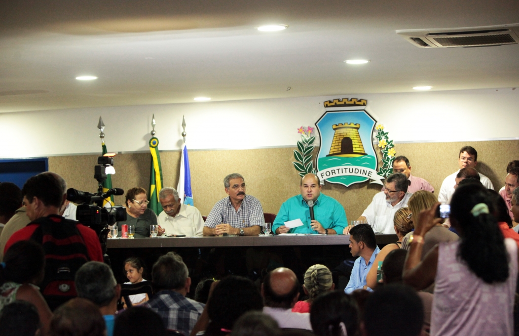 O prefeito Roberto Cláudio anunciou o novo procedimento em coletiva de imprensa no Paço Municipal (Foto: Marcos Moura)