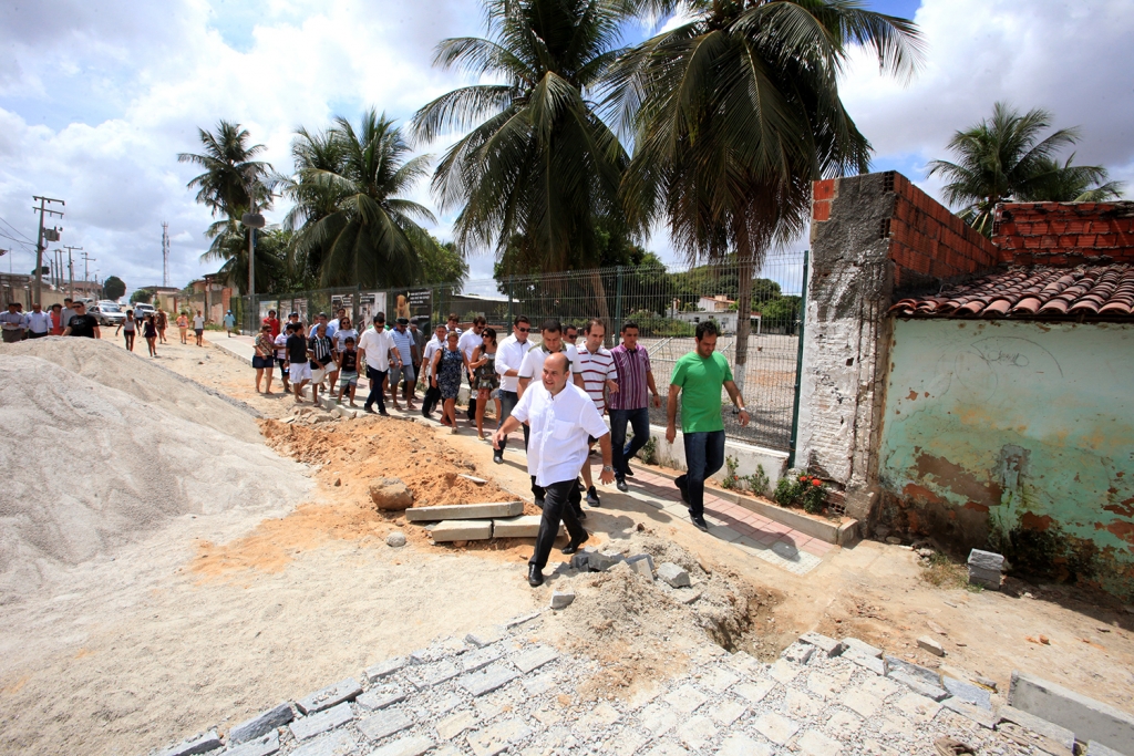 O Prefeito explicou que a ação atende uma antiga reivindicação da comunidade local (Foto: Marcos Moura)