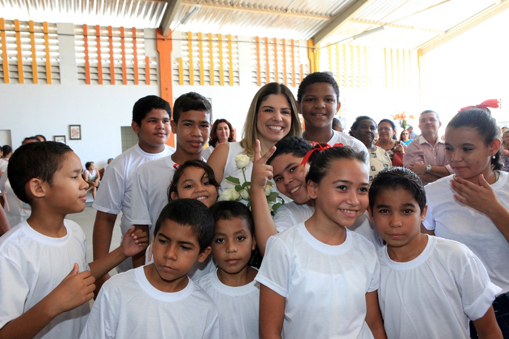 A primeira-dama Carol Bezerra visitou as instituições e entregou os donativos (Foto: Marcos Moura)