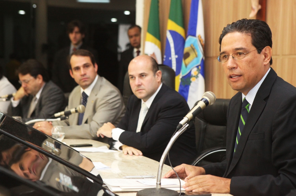 Assinatura ocorreu na manhã desta terça-feira (10/03), na Câmara Municipal (Foto: Marcos Moura)