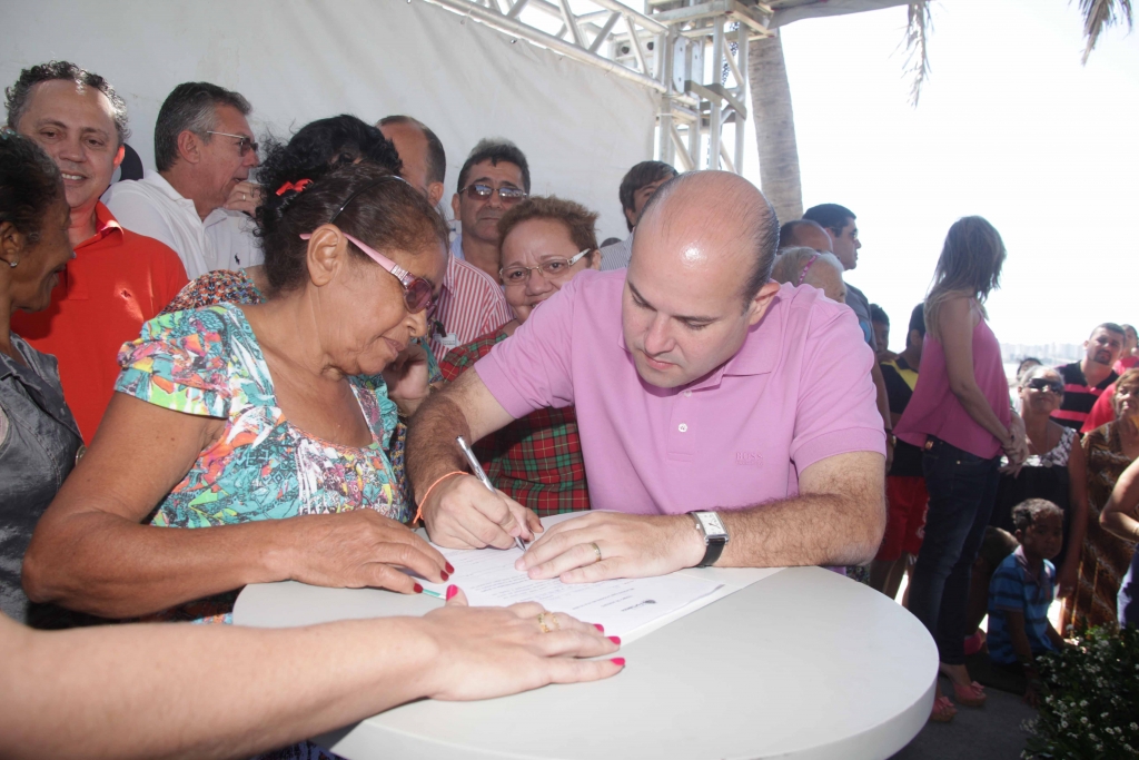 O prefeito assinou a ordem de serviço na manhã deste sábado (23/8) (Foto: Thiago Gaspar)