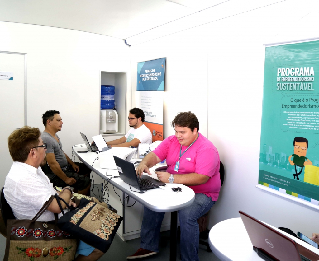 Com estações de trabalho e espaço climatizado, unidade leva aos bairros serviços com a mesma qualidade encontrada nas Regionais (Foto: Thiago Gaspar)