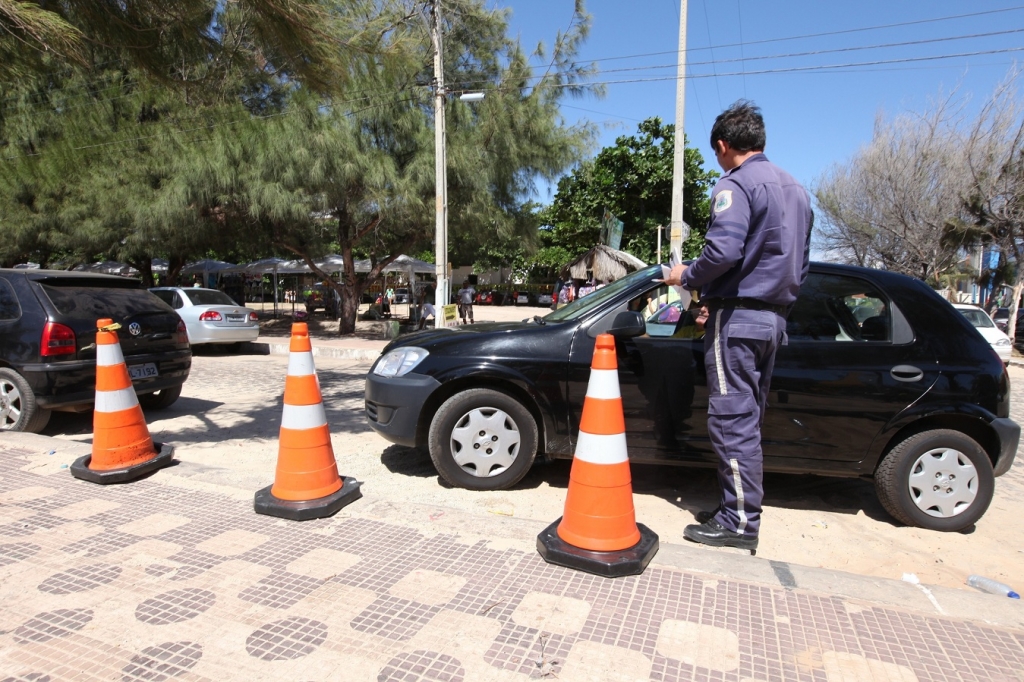Motoristas serão orientados quanto aos locais apropriados para estacionar e o calçadão ficará livre para os transeuntes (Foto: Queiroz Netto)