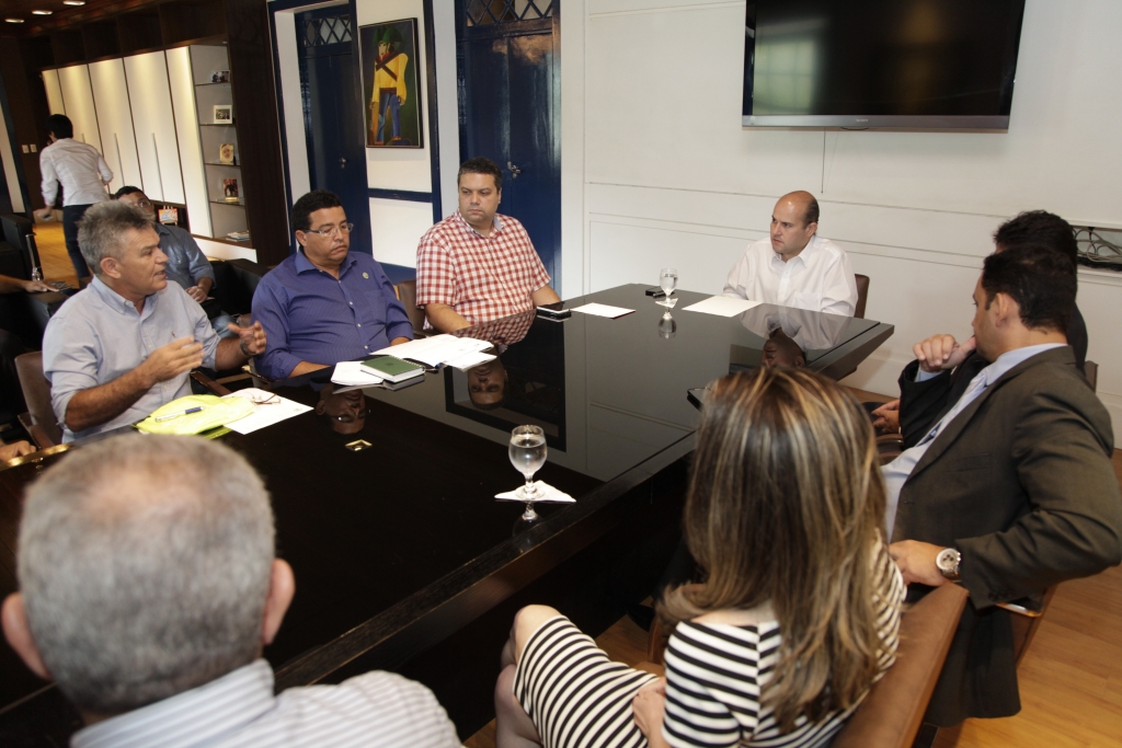 O combate aos táxis clandestinos foi anunciado durante reunião no Paço Municipal, nesta terça-feira (10/03)