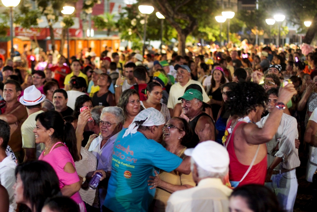 Na Av. Domingos Olímpio, cinco veículos reservas estarão disponíveis na parada da Av. da Universidade (Foto: Igor de Melo)